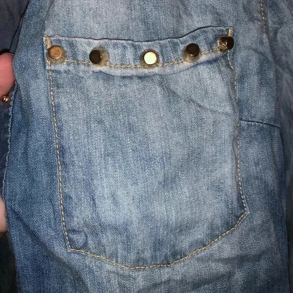 🔴🔴Light Acid Washed Denim Button Down 🌟 - Picture 4 of 5